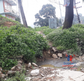 धुलिखेलका मेयरको घरकै आडमा ढल फुटेर दुर्गन्धित