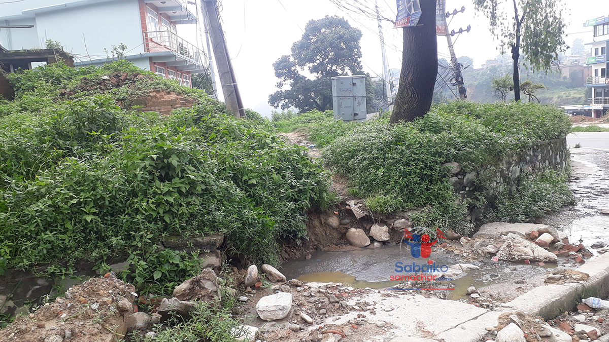 धुलिखेलका मेयरको घरकै आडमा ढल फुटेर दुर्गन्धित