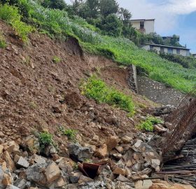 काभ्रेको ढुंखर्कमा पहिरोले निर्माणधिन अस्पतालको भवनमा क्षति
