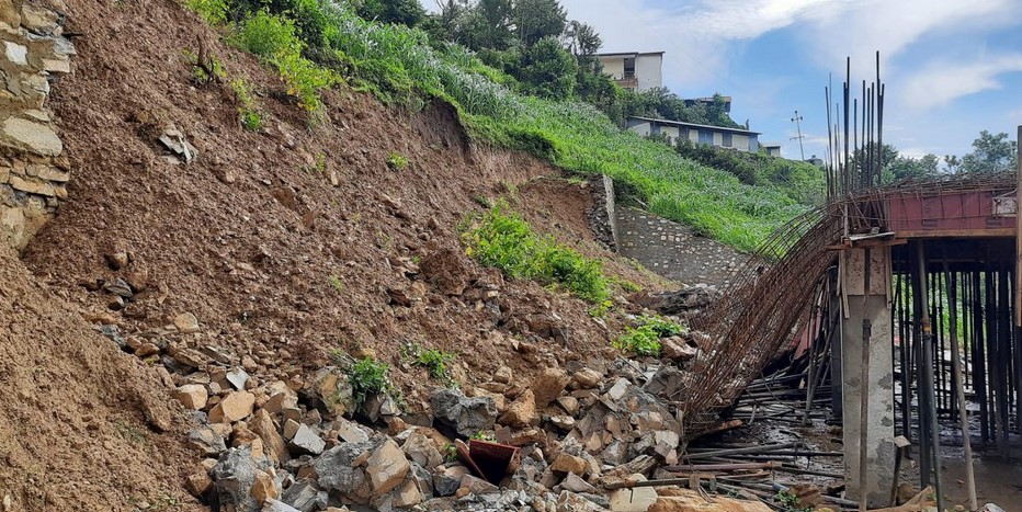 काभ्रेको ढुंखर्कमा पहिरोले निर्माणधिन अस्पतालको भवनमा क्षति
