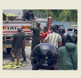 ठेलामा मकै बेच्नेमाथि नगर प्रहरीकाे लछारपछार (भिडियाेसहित)