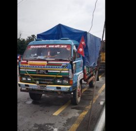 तरकारी बोकेको ट्रकमा ६ बोरा गाँजा!
