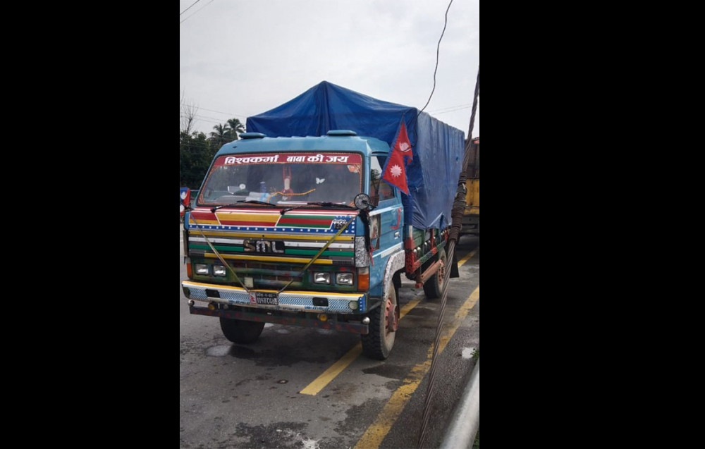 तरकारी बोकेको ट्रकमा ६ बोरा गाँजा!