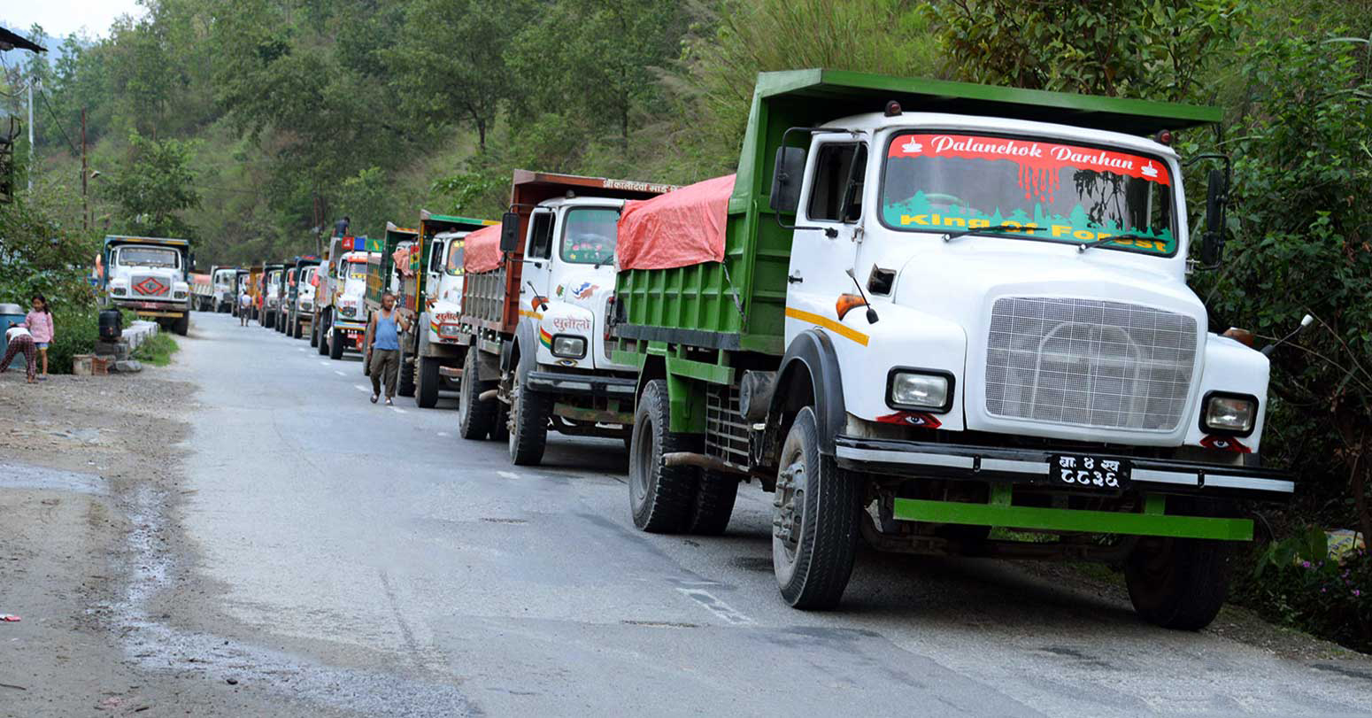 काभ्रेमा टिपर चलाउँदै हुनुहुन्छ ? याद गर्नुहोस यो समय, नत्र परिएला कारबाहीमा