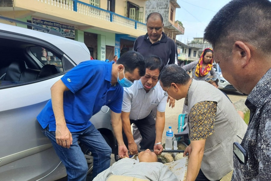 एमाले नेताहरु सवार गाडी सिन्धुलीमा दुर्घटना