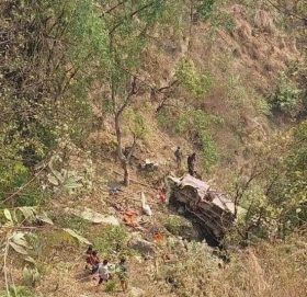 बस पल्ट्यो, १८ जना घाइते