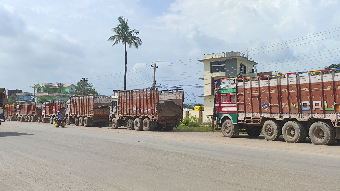 काभ्रेमा व्यवसायीद्वारा मालवाहक ढुवानी ठप्प