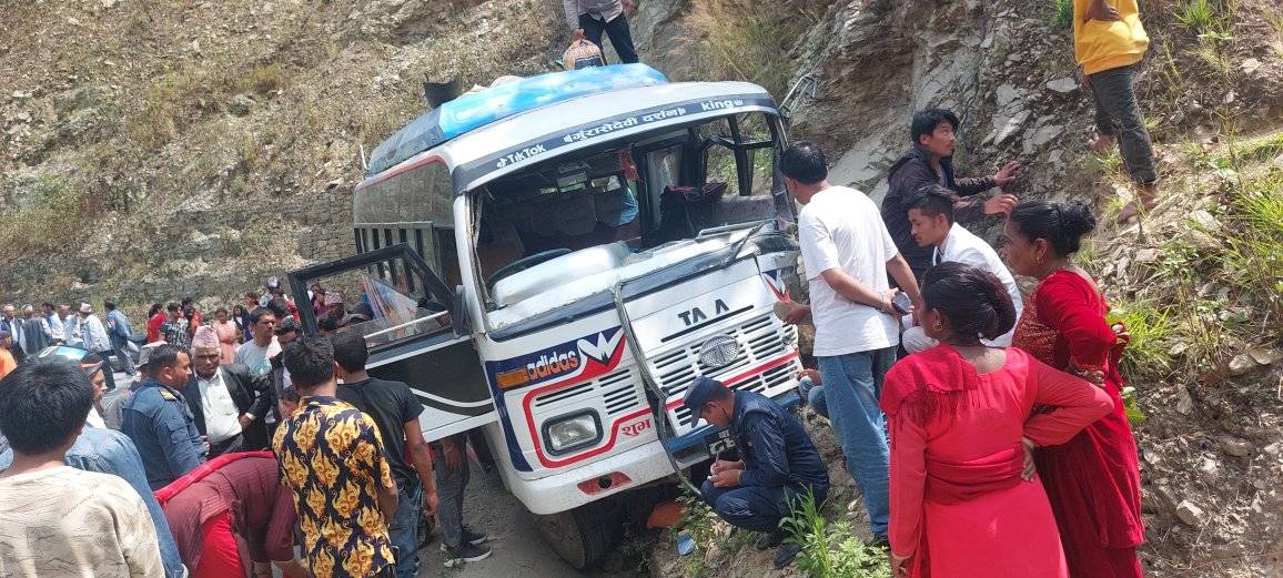काभ्रेमा बस दुर्घटना, १३ जना घाइते