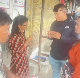 आगलागीबाट क्षति भएका परिवारलाई वडा अध्यक्ष वादेको सहयोग