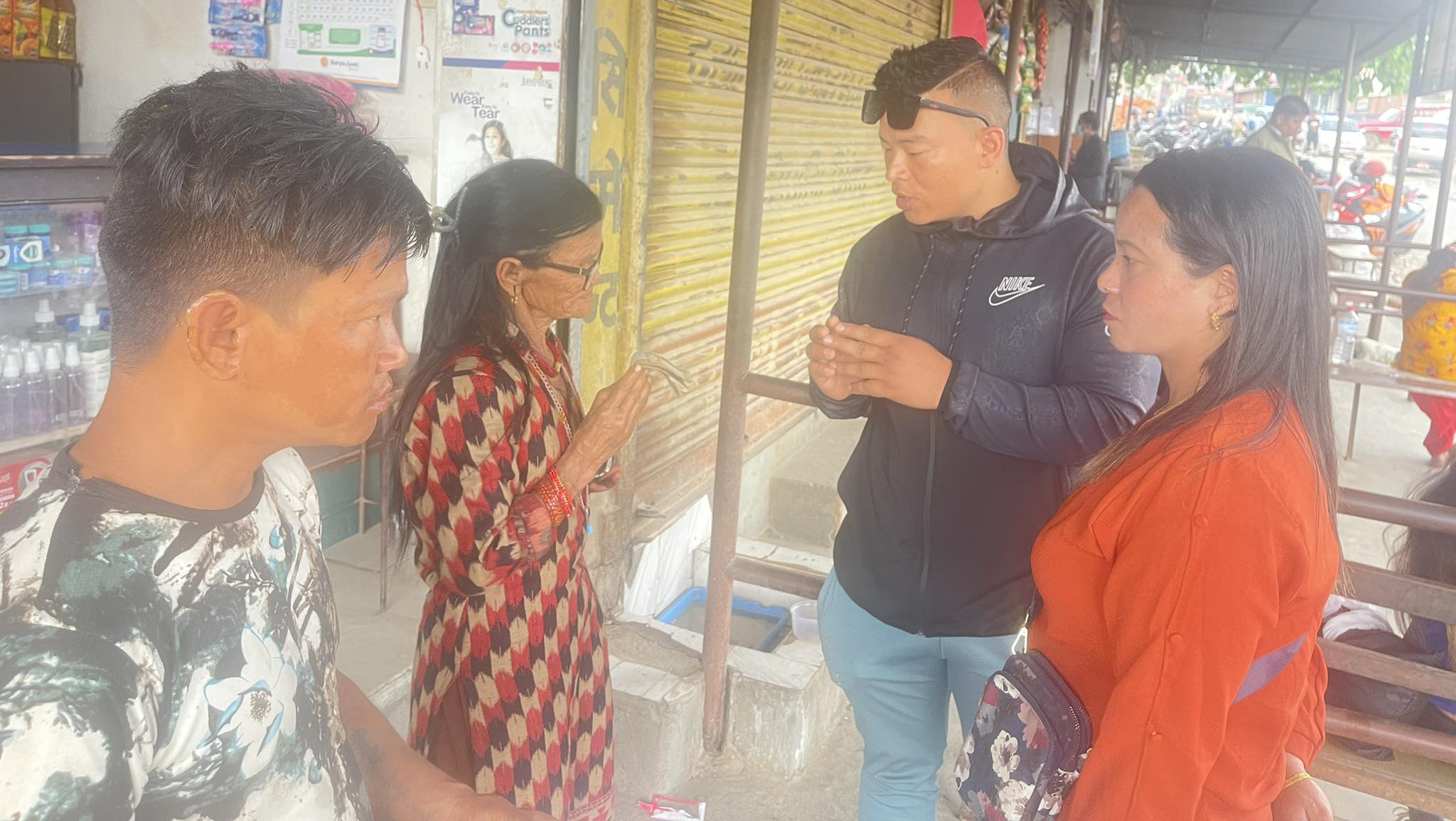 आगलागीबाट क्षति भएका परिवारलाई वडा अध्यक्ष वादेको सहयोग