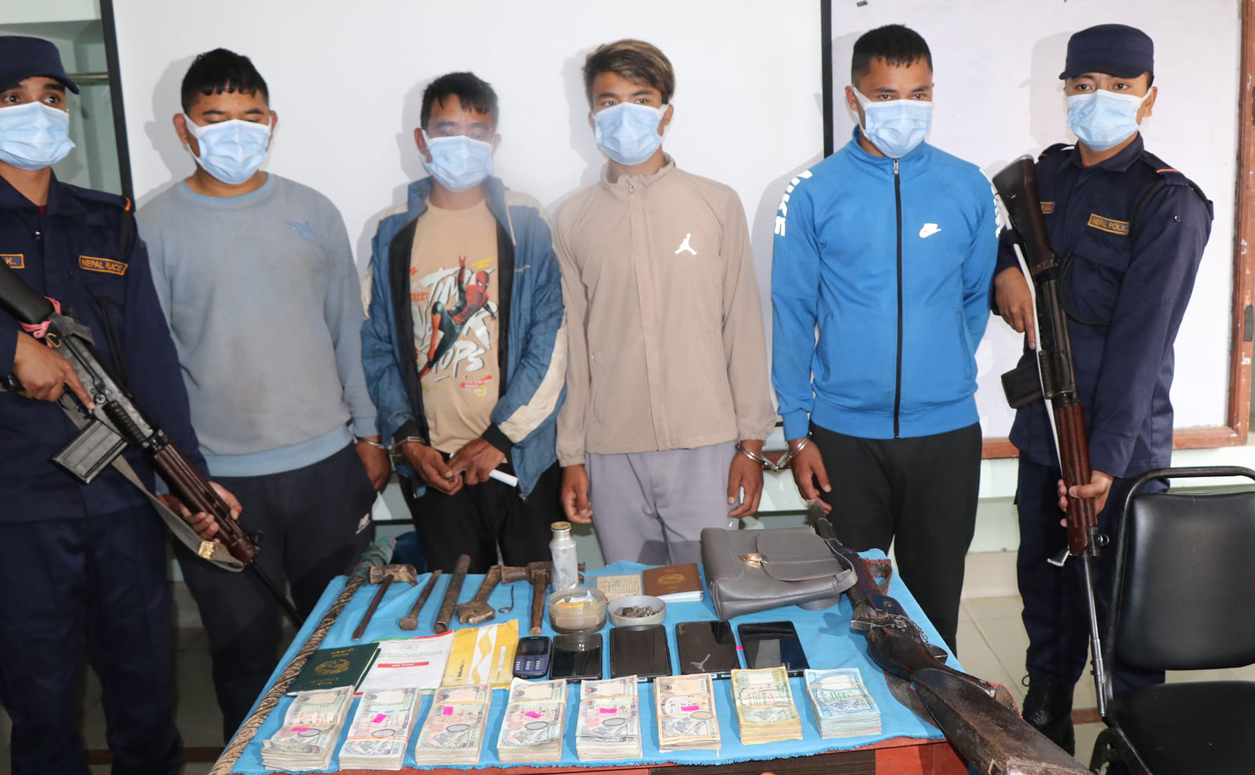 काभ्रेको सामुदायिक साकोस लुटपाट गरेको आरोपमा पक्राउ परेका ४ जना सार्वजनिक