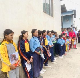 महांकाल माध्यमिक विद्यालयलयका विद्यार्थीलाई लर्निङ प्याड वितरण