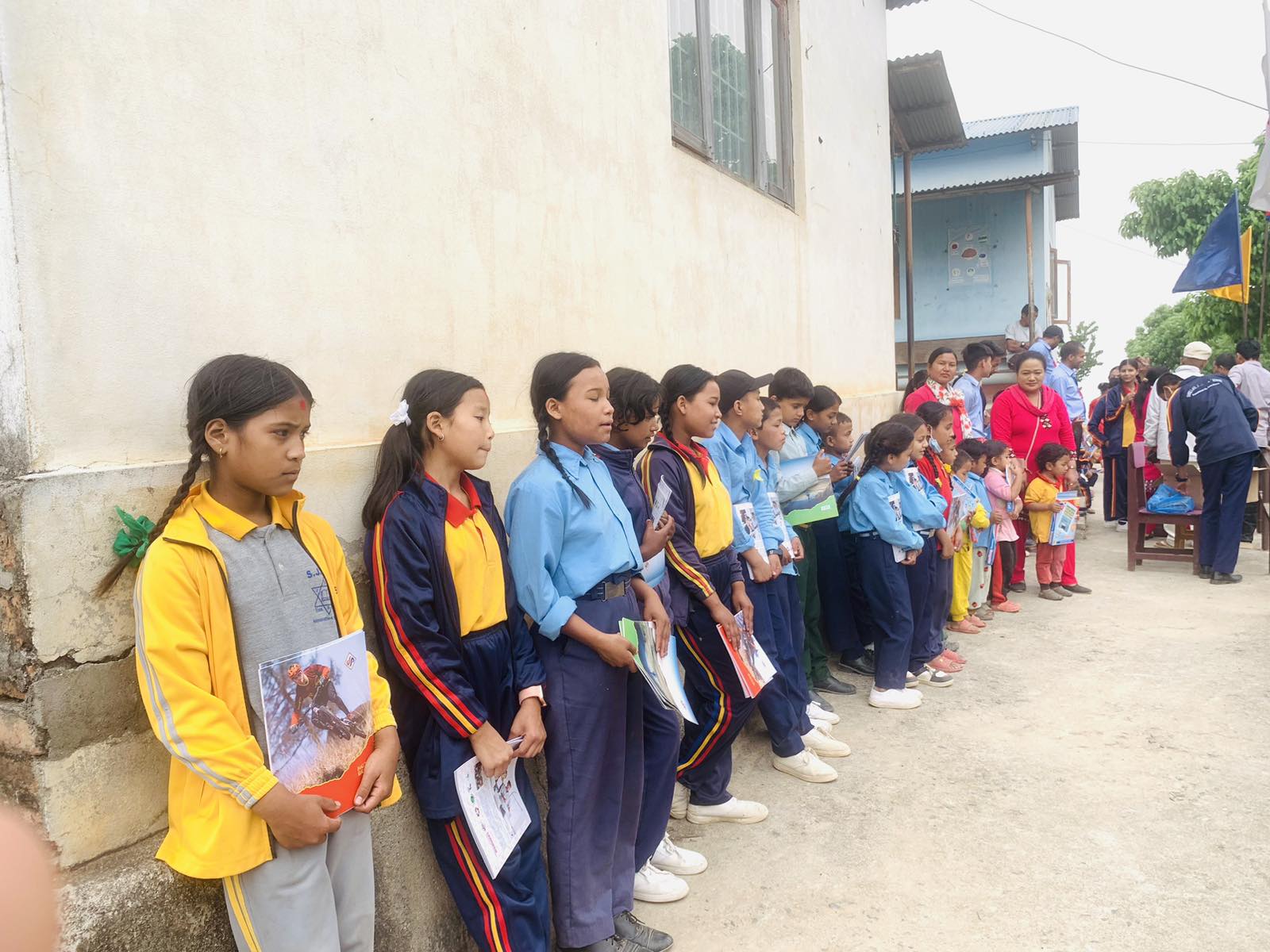 महांकाल माध्यमिक विद्यालयलयका विद्यार्थीलाई लर्निङ प्याड वितरण