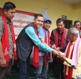 काभ्रेका बृद्धबृद्धालाई लौरो र छाता वितरण