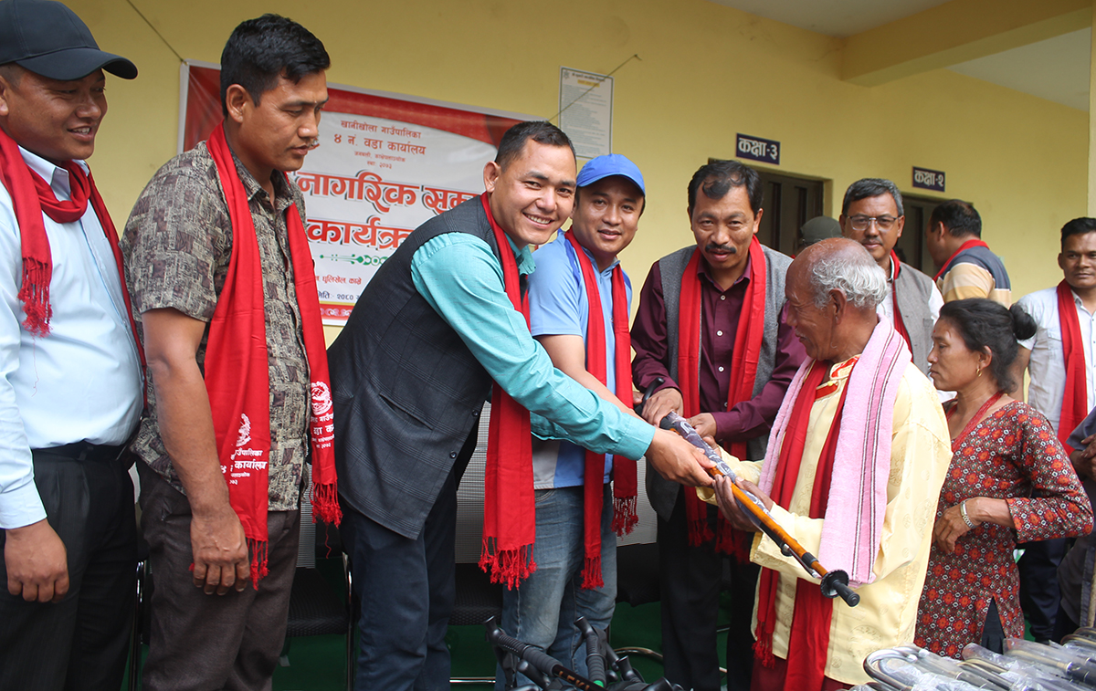 काभ्रेका बृद्धबृद्धालाई लौरो र छाता वितरण