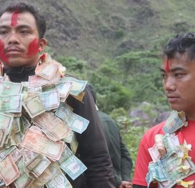 काभ्रेको खानीखोलामा पहरा फाेर्ने डोजर अपरेटरलाई पैसाको माला