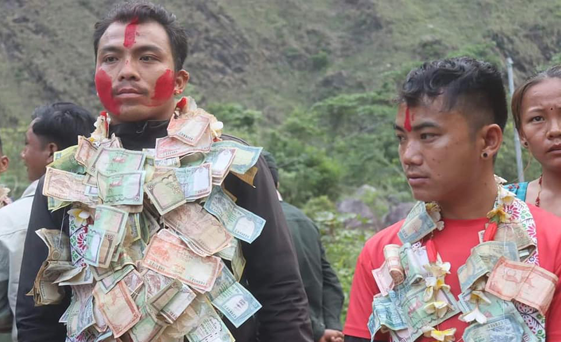 काभ्रेको खानीखोलामा पहरा फाेर्ने डोजर अपरेटरलाई पैसाको माला