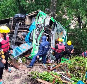 यात्रुबाहक बस पल्टियो, १९ जना घाइते