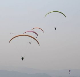 धुलिखेलको देविस्थान डाँडाबाट प्याराग्लाइडिङ सुरु