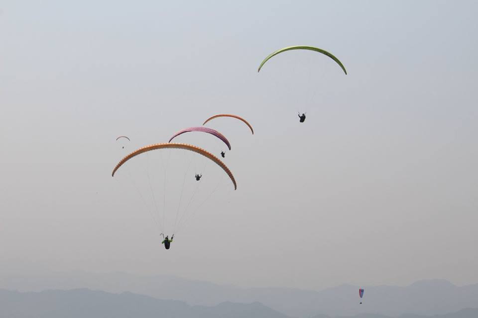 धुलिखेलको देविस्थान डाँडाबाट प्याराग्लाइडिङ सुरु
