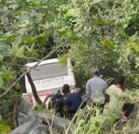 धुलिखेलबाट काठमाडौं जाँदै गरेको बस साँगामा दुर्घटना