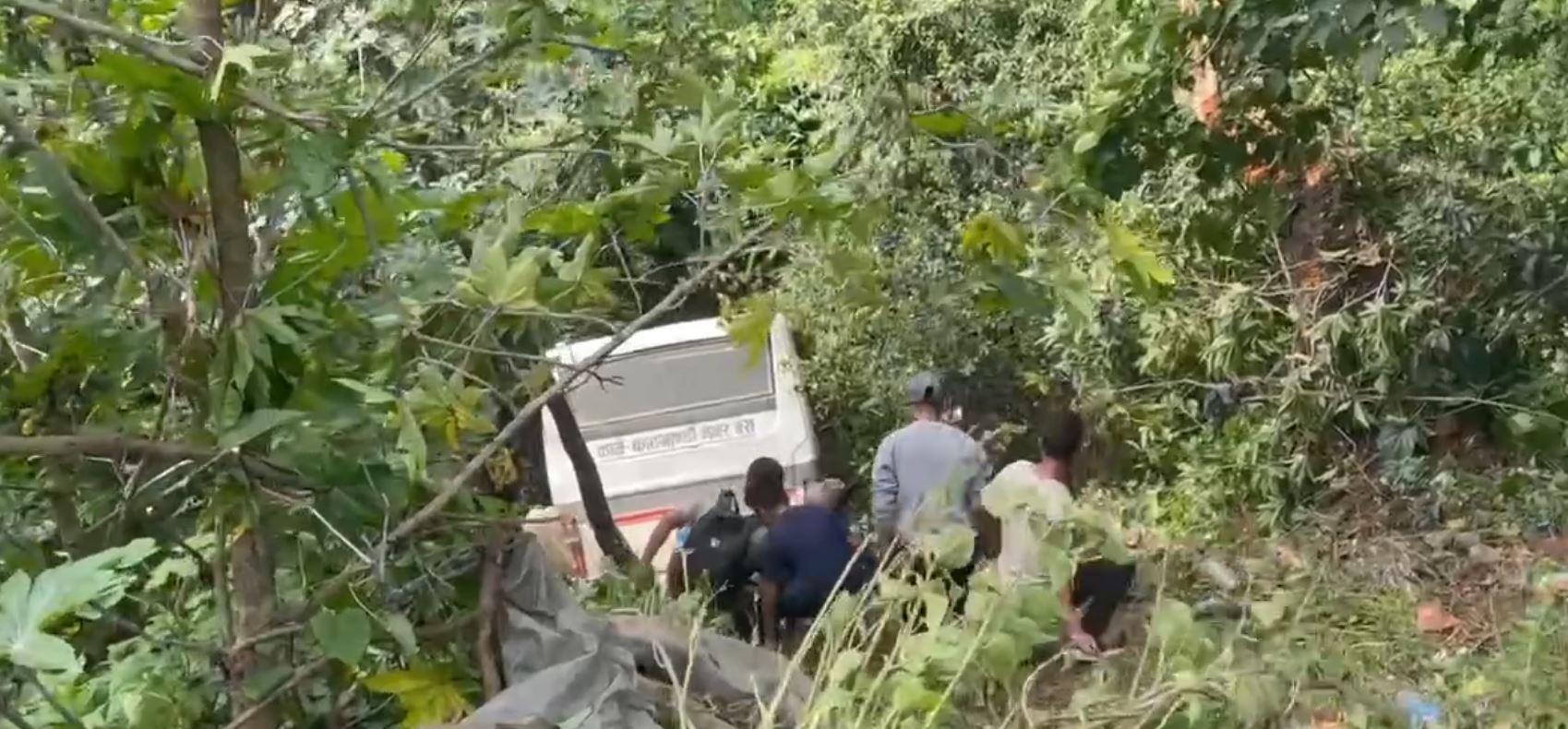 धुलिखेलबाट काठमाडौं जाँदै गरेको बस साँगामा दुर्घटना