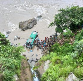 त्रिशूलीमा बस दुर्घटना : ९ जनाको मृत्यु,  १५ घाइते