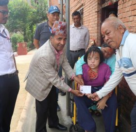 काभ्रेमा अपाङ्गता भएका व्यक्तिलाई घरैमा पुगेर नागरिकता प्रदान