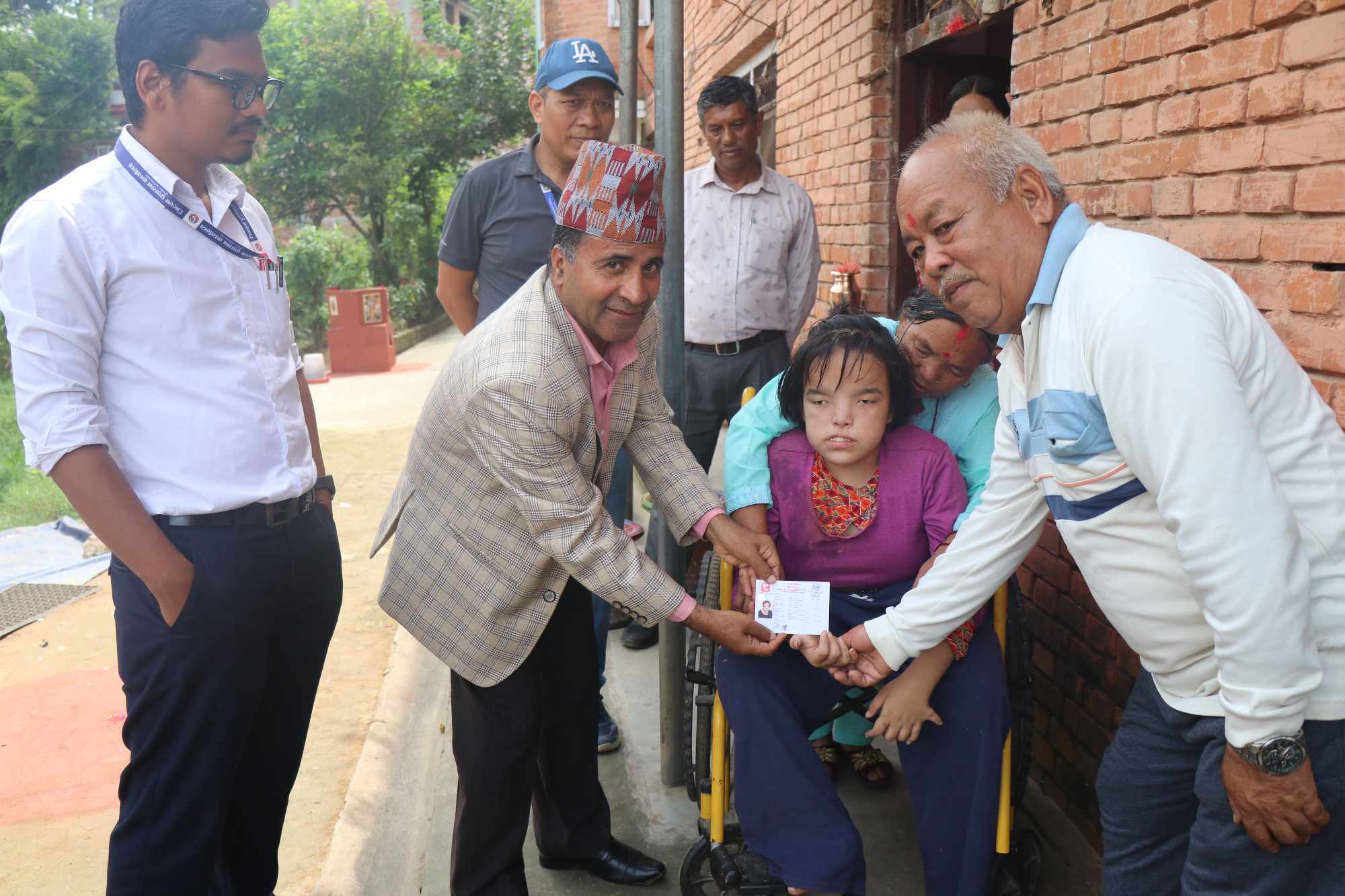 काभ्रेमा अपाङ्गता भएका व्यक्तिलाई घरैमा पुगेर नागरिकता प्रदान