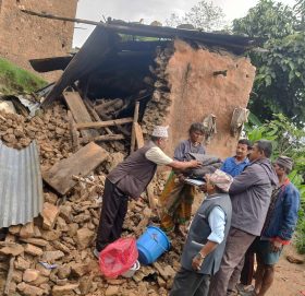 नमोबुद्धमा बर्षाले घर भत्किएकालाई रेडक्रसको सहयोग, नगर प्रमुखले आश्रय दिने