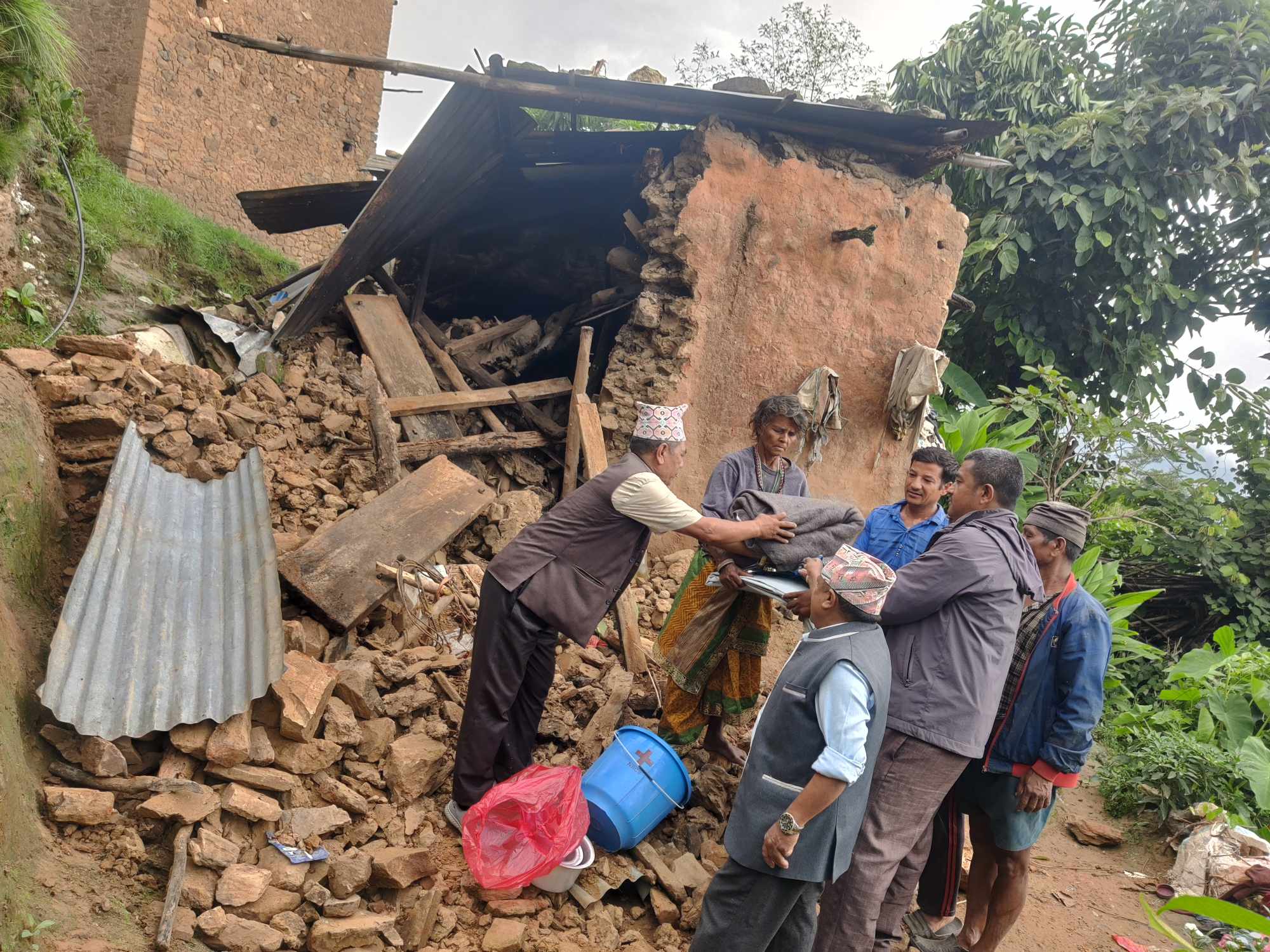 नमोबुद्धमा बर्षाले घर भत्किएकालाई रेडक्रसको सहयोग, नगर प्रमुखले आश्रय दिने