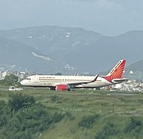 एयर इन्डियाको जहाज काठमाडौँ एयरपोर्टको धावनमार्गमै अड्किएपछि…