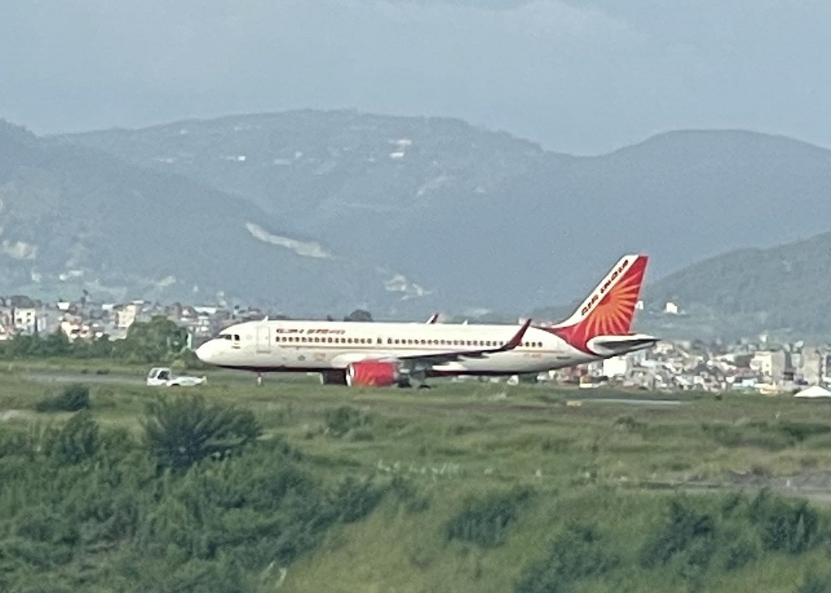 एयर इन्डियाको जहाज काठमाडौँ एयरपोर्टको धावनमार्गमै अड्किएपछि…
