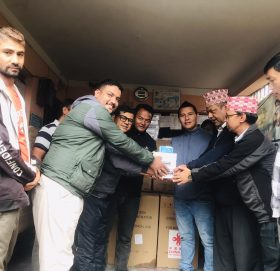 शारदाबतासे स्वास्थ्यचौकीलाई स्वास्थ्य सामाग्री