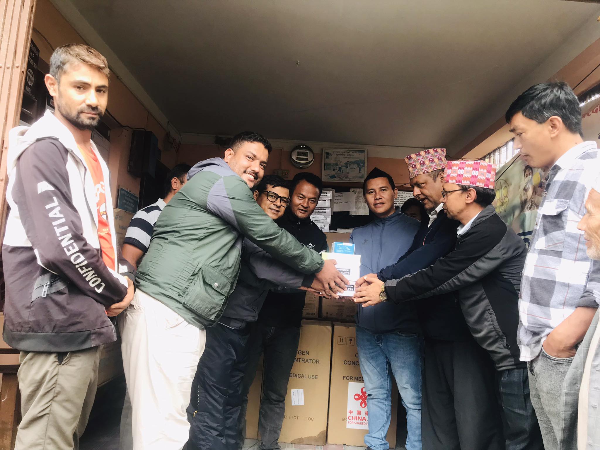 शारदाबतासे स्वास्थ्यचौकीलाई स्वास्थ्य सामाग्री