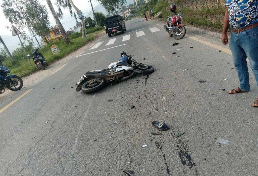 काभ्रेमा दुई मोटरसाईकल आपसमा ठोक्कियो, ३ जना घाइते