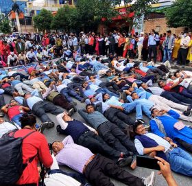 सोमबार पनि सडकमै शिक्षकहरु