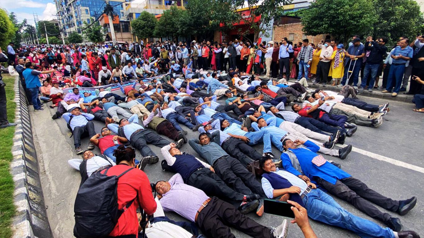 सोमबार पनि सडकमै शिक्षकहरु