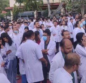 डाक्टरहरुको आन्दोलनका कारण बिरामीको बिचल्ली