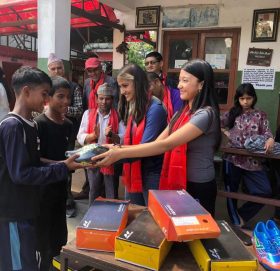आश्रमका बालबालिकालाई जुत्ता र खेल सामग्री