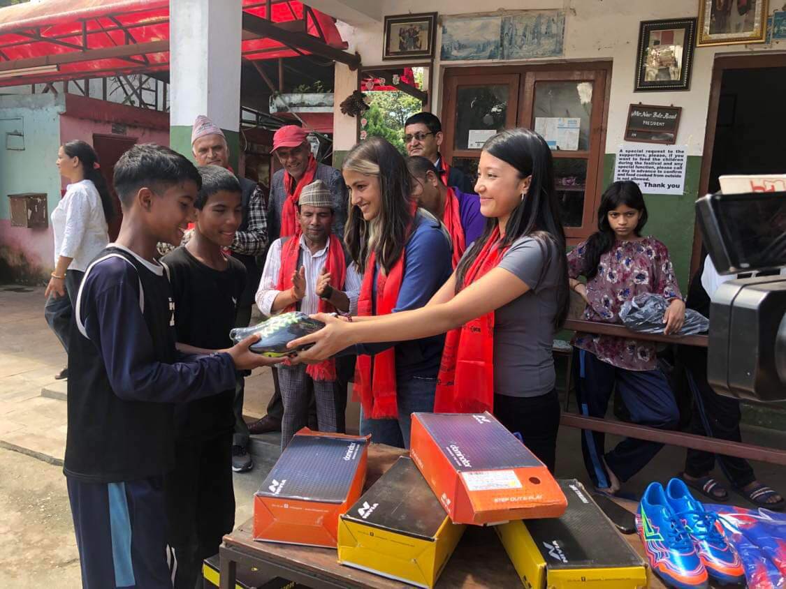 आश्रमका बालबालिकालाई जुत्ता र खेल सामग्री