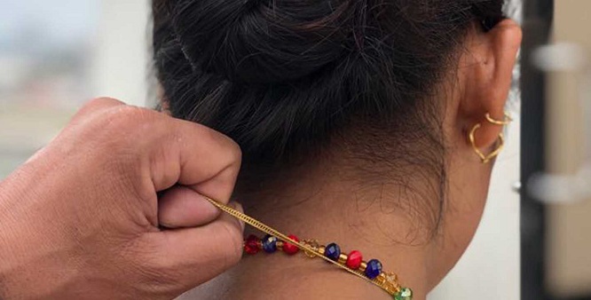 काभ्रेमा घाँस काटीरहेकी महिलाकाे कानको मुन्द्रा र सिक्री लुटेर फरार