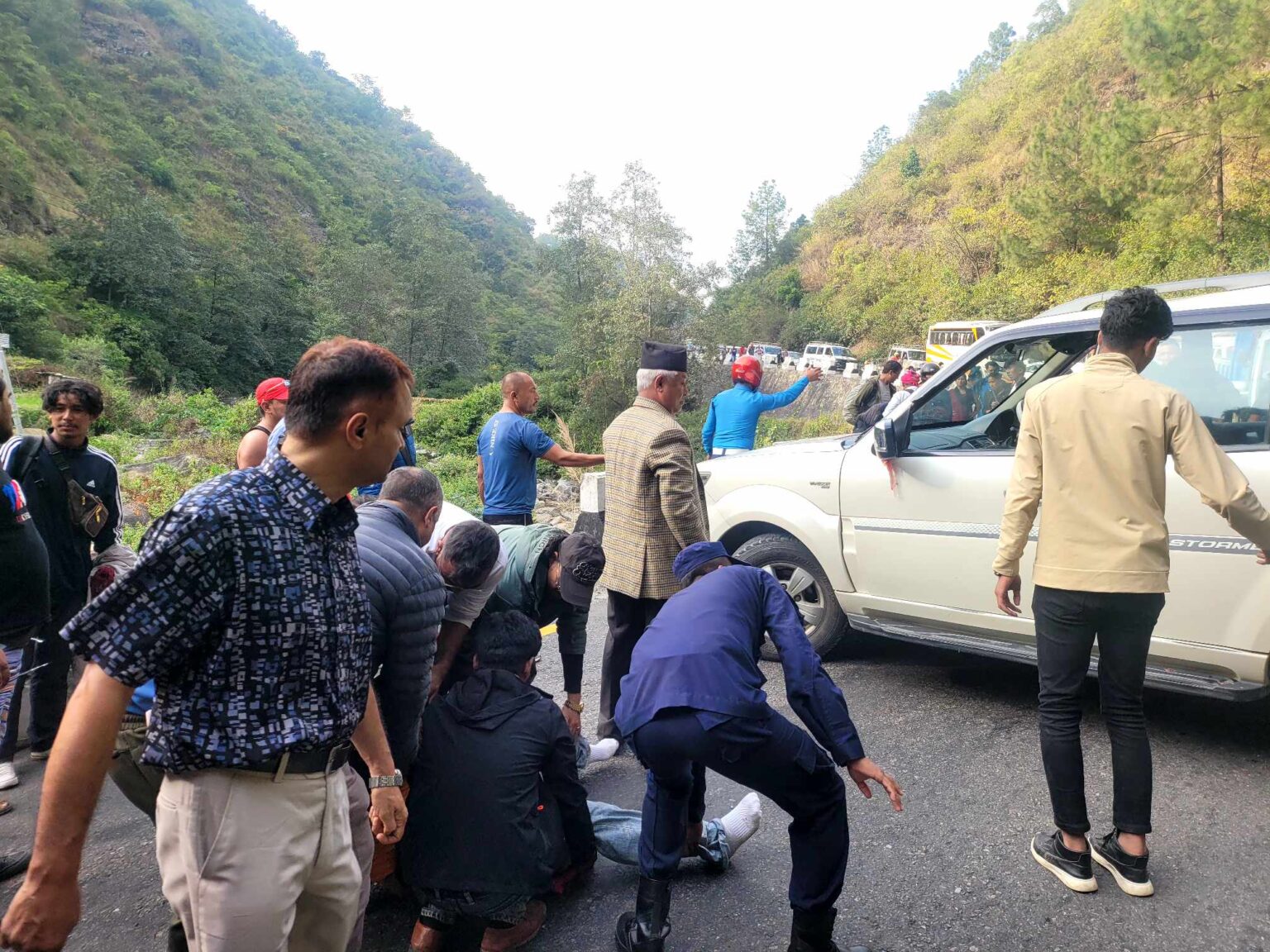 नगर प्रमुखले गरे दुर्घटनामा परेकाको  उद्धार