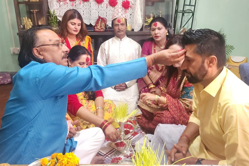 रास्वपा सभापति रविले लगाए दाइको हातबाट टीका