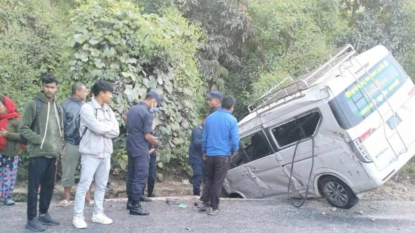 काभ्रेमा मोटर्साईकललाई गाडीले ठक्कर दिदा एकको मृत्यु ,७ जना घाईते