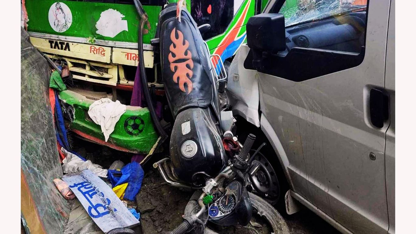 तीन वटा सवारी ठोक्किँदा १७ जना घाइते