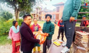 धुलिखेल ४ का विपन्न परिवारलाई खाद्यान्न वितरण