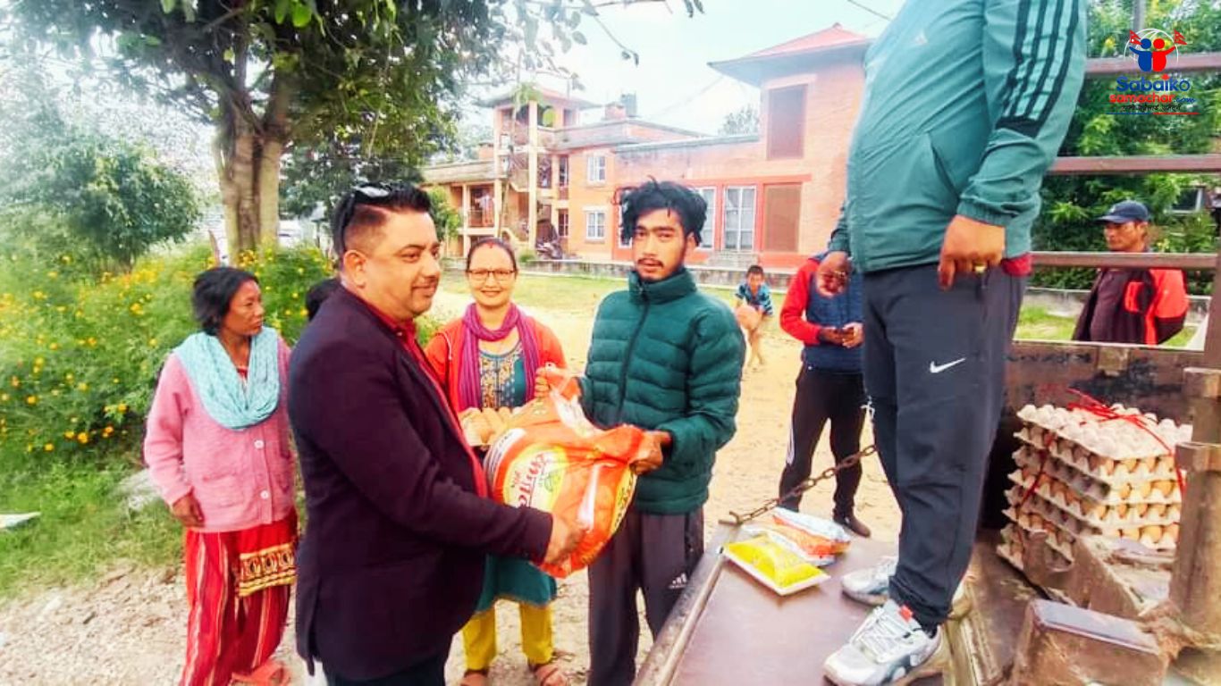 धुलिखेल ४ का विपन्न परिवारलाई खाद्यान्न वितरण