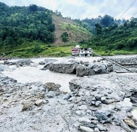 लगातार परेको वर्षाले अस्थायी पुलको क्षति