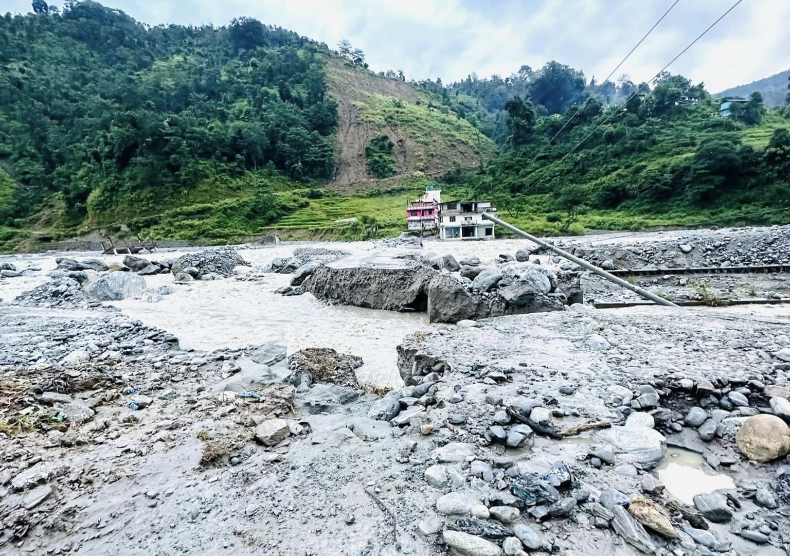 लगातार परेको वर्षाले अस्थायी पुलको क्षति